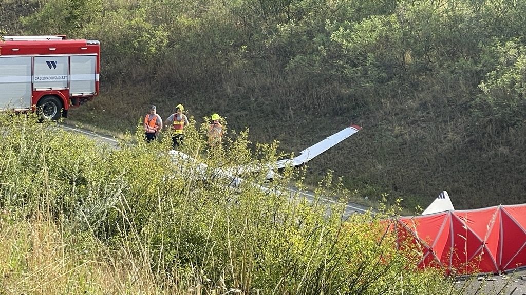 Na auto na silnici u Rokycan spadlo letadlo, pilot zemřel